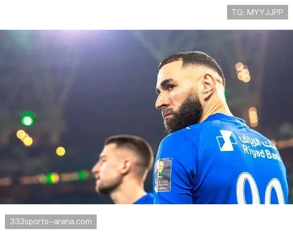 菲尔米诺与本泽马：伪九号功能分化，前者更重回撤组织，后者倾向禁区终结