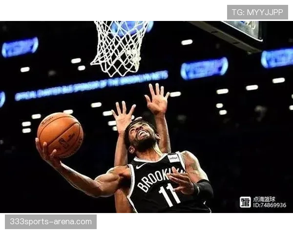 威金斯无球跑位创造投篮空间，助勇士提高关键时刻得分效率