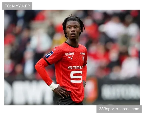 卡马文加的战术适应性如何塑造其全能中场价值？